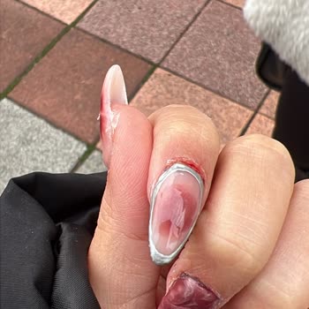 Kötü Manikür Deneyimi: Tırnaklarıma Zarar Verildi