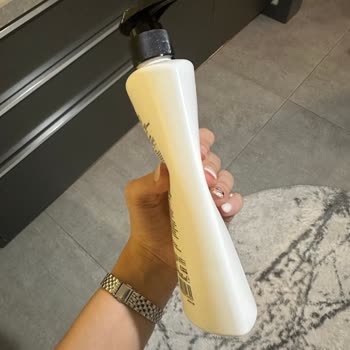 Dökülen Şampuan Ve İletişim Sorunu