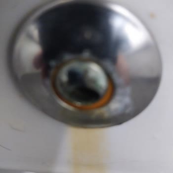 Paslanan Klozet Ve Yetersiz Servis