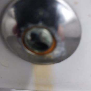 Paslanan Klozet Ve Yetersiz Servis