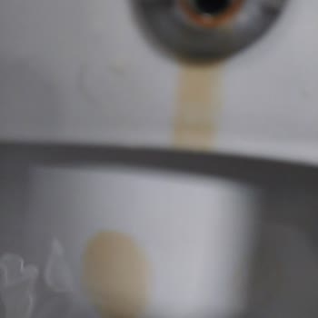 Paslanan Klozet Ve Yetersiz Servis