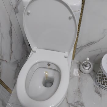 Paslanan Klozet Ve Yetersiz Servis