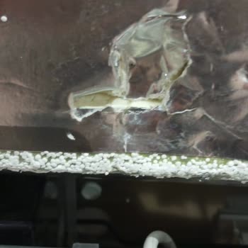 Hasarlı Buzdolabı Ve Çözüm Bekleyen Müşteri