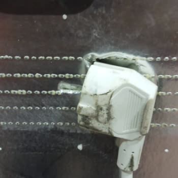 Hasarlı Buzdolabı Ve Çözüm Bekleyen Müşteri