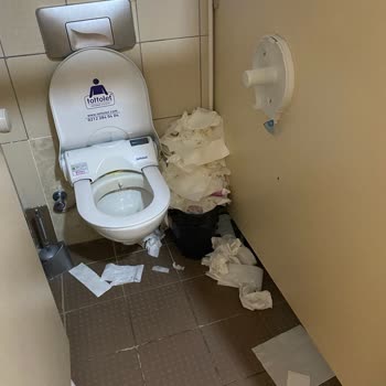 Kütüphane WC Ve Isıtma Sorunları Acil Çözüm Bekliyor