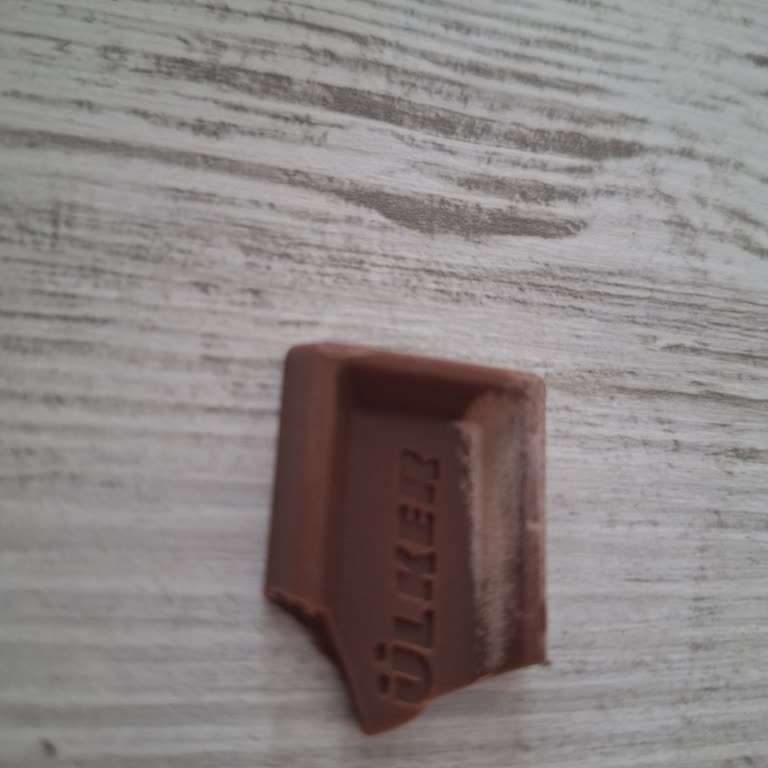 Ülker Sütlü Çikolata'nın Şüpheli Görünümü!