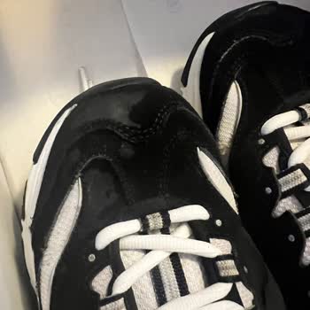 Online Lostra Firmasında Ayakkabı Deformasyonu Ve İletişim Eksikliği