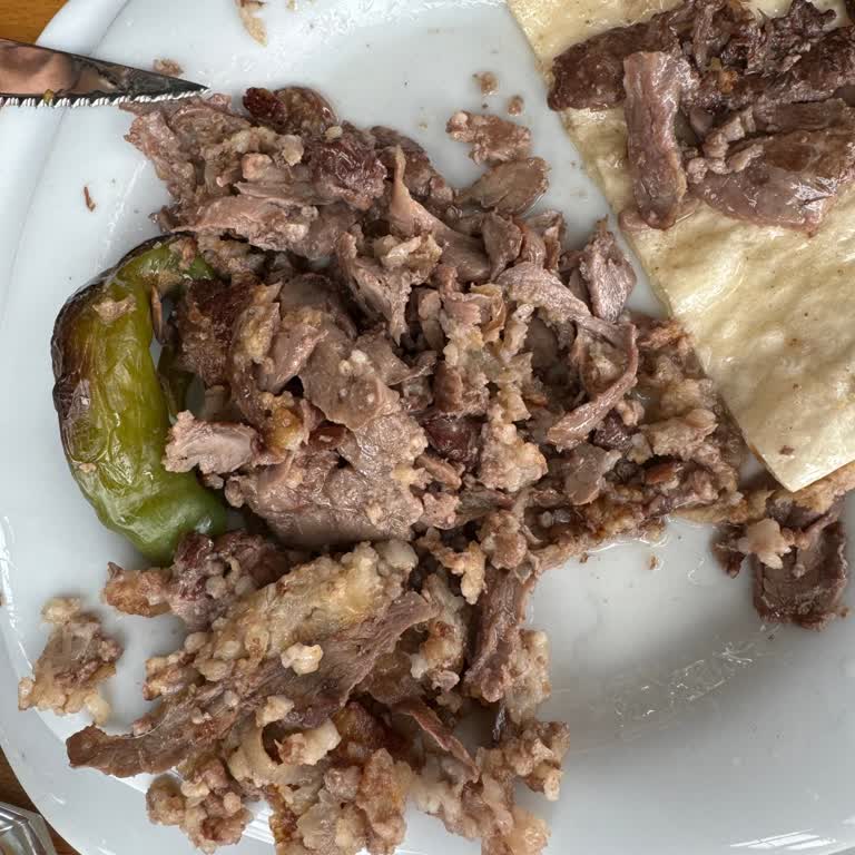 Etçi İsmail Kötü Görüntüsüyle Yağ Yumağı Tabaklar Geldi