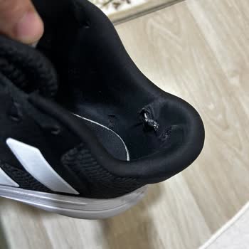 Adidas Ayakkabıda Beklenmedik Yırtılma Sorunu