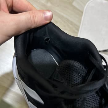 Adidas Ayakkabıda Beklenmedik Yırtılma Sorunu