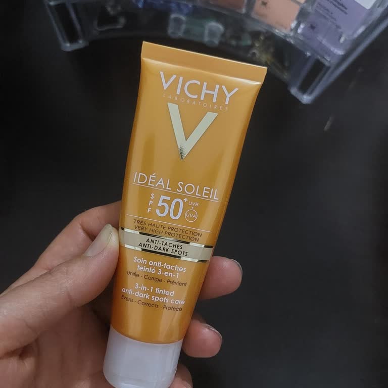 Vichy Renkli Güneş Koruyucu Yüzümde Tabaka Gibi Kalıyor