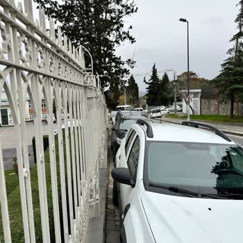 Üsküdar Belediyesi Kaldırımları İşgal Eden Araçlara Çözüm Bulunmuyor!