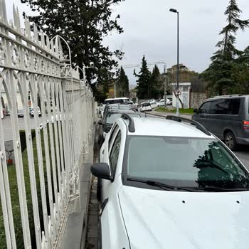 Üsküdar Belediyesi Kaldırımları İşgal Eden Araçlara Çözüm Bulunmuyor!