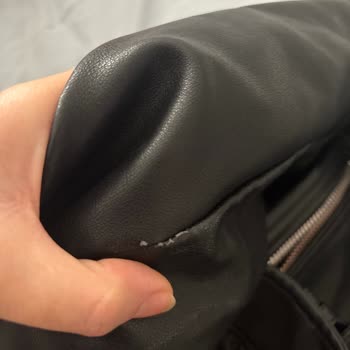 Dökülen Deri Ceket Ve İlgisiz Mağaza