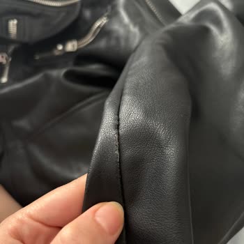 Dökülen Deri Ceket Ve İlgisiz Mağaza