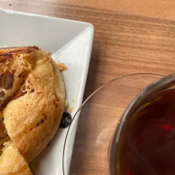 Poğaça Tabağında Saç Ve Özürsüz Hizmet