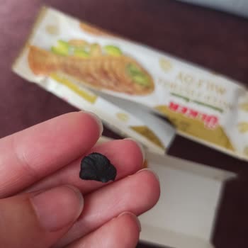 Antep Fıstıklı Milföyde Şok Edici Yabancı Madde!