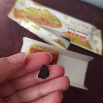 Antep Fıstıklı Milföyde Şok Edici Yabancı Madde!