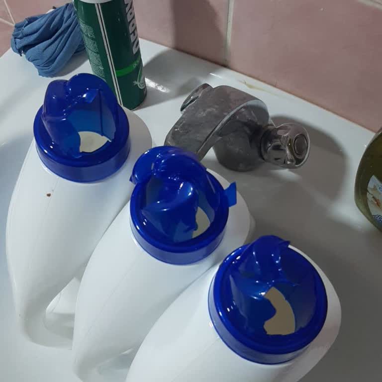 Kırık Kapaklar Ve Boş Deterjan Şişeleri
