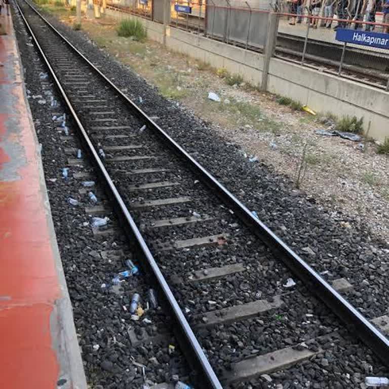 İzban İstasyonlarında Çöp Kovası Eksikliği Ve Güvenlik Görevlisinin Yanıltıcı Yönlendirmesi