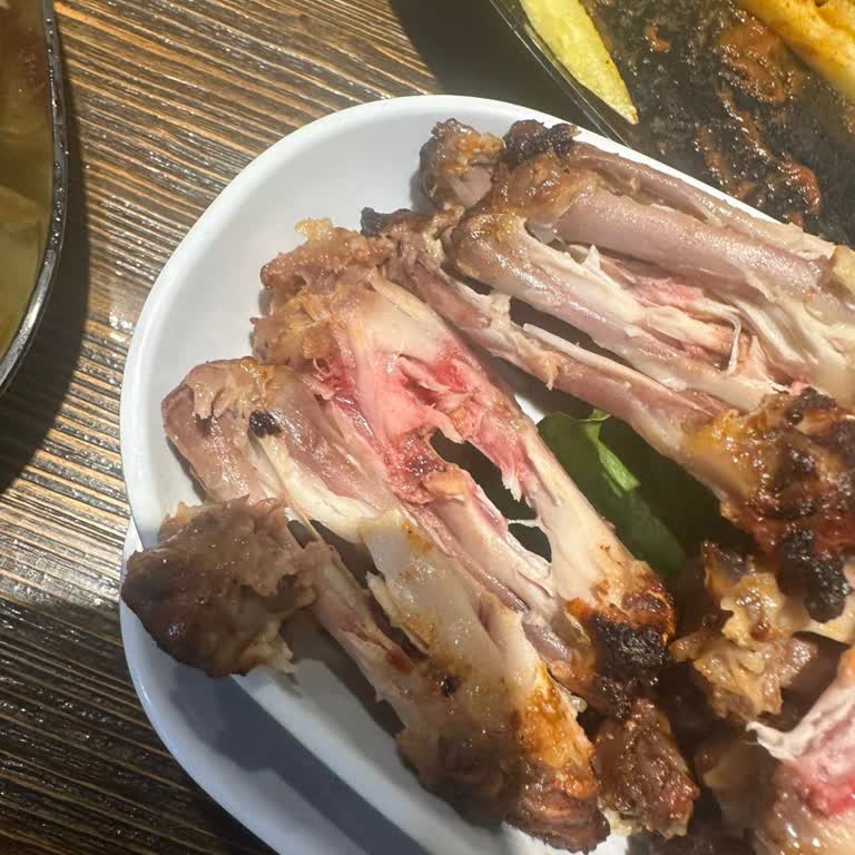 Aspava'da Pişmemiş Kanat Ve İlgisiz Hizmet