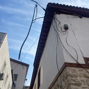 Türk Telekom'un Kablo Bağlantısı Tarihi Eve Zarar Verdi