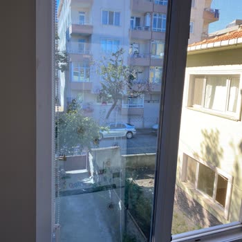 Kırılan Cam Ve İlgisiz Hizmet
