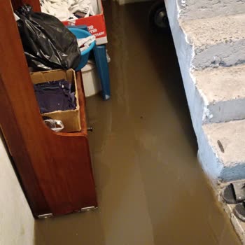 Yağış Sonrası Kanalizasyon Taşması İle Evde Oluşan Koku Ve Zarar