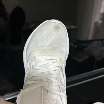 Adidas Ayakkabıda Beklenmedik Yırtılma Sorunu