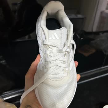 Adidas Ayakkabıda Beklenmedik Yırtılma Sorunu