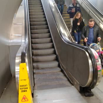 İstanbul Metrosunda Sürekli Arızalanan Yürüyen Merdivenler