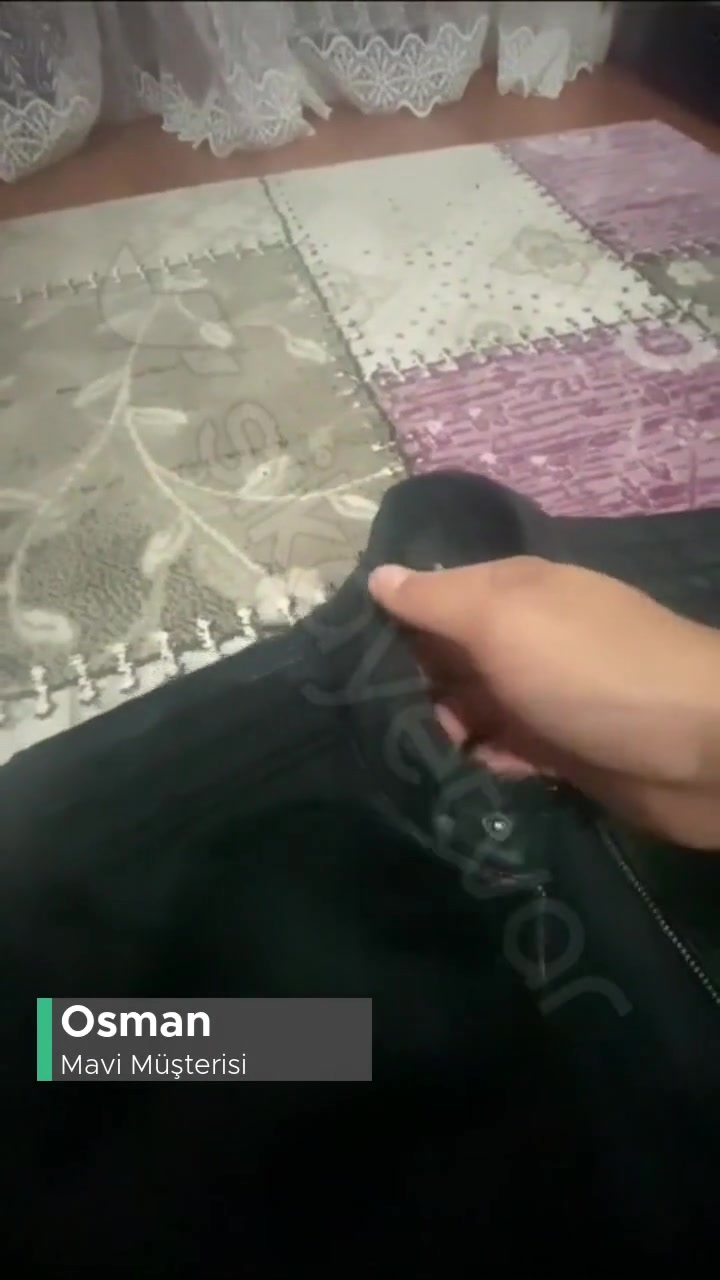 Mavi Deri Ceket Boyun Bölgesinde Dökülmeler Mevcut videonun kapak resmi