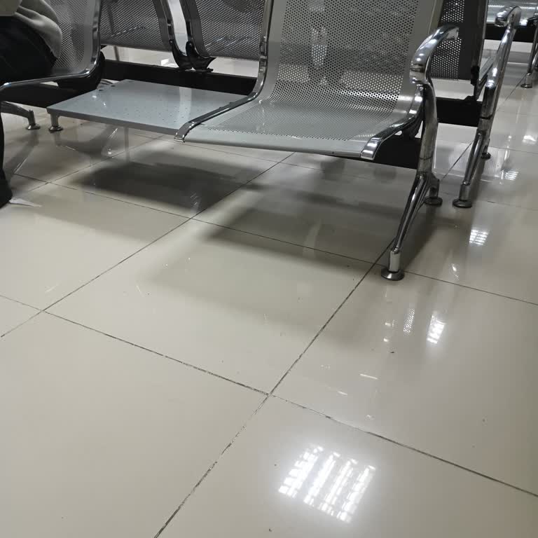 Adana Seyhan Devlet Hastanesi'nde Tehlikeli Bekleme Koltukları!