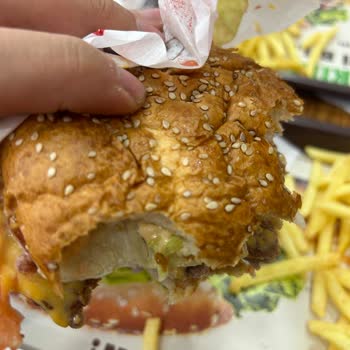 Bayat Ekmek Ve Lezzetsiz Köfteyle Hayal Kırıklığı