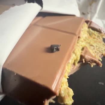 Çikolatanın İçinden Plastik Çıktı