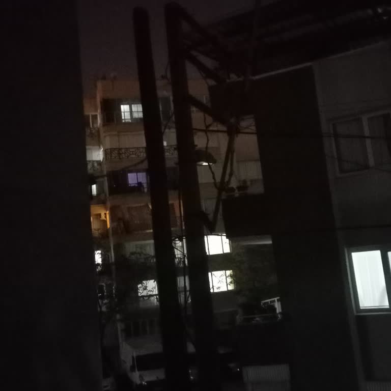 Zifiri Karanlıkta Bekleyen Mahalle