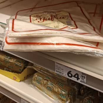 Market Dolabında Küflenen Yufkalar