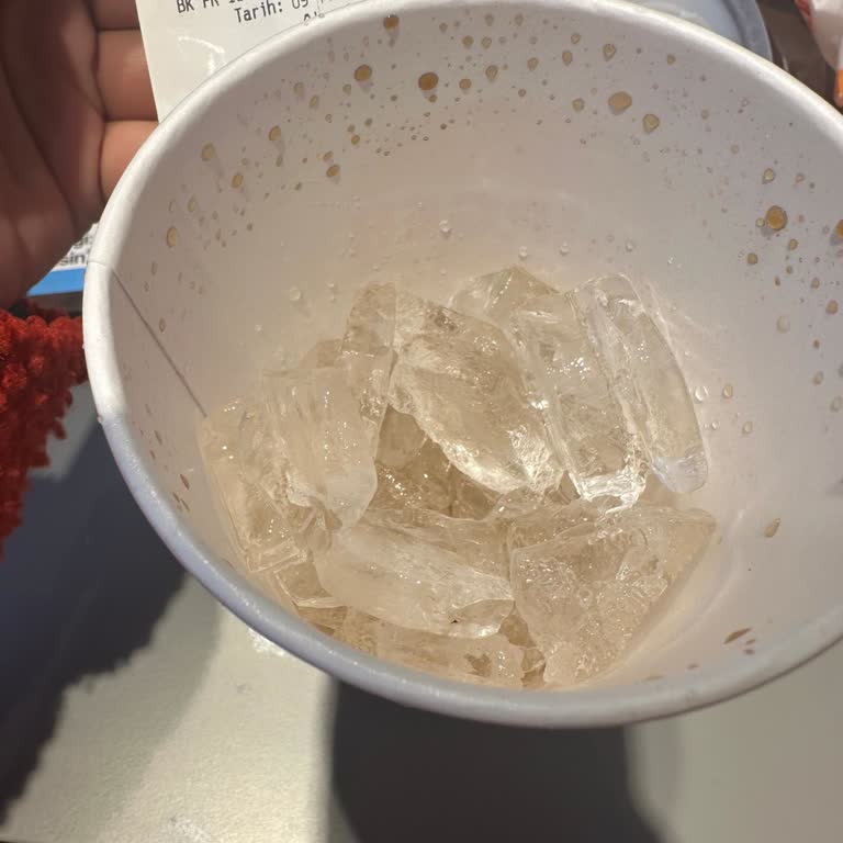 Burger King Esenler Şubesinde İçecek Yerine Buz Dolu Bardaklar