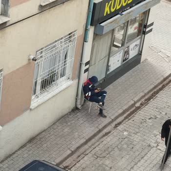 Çöp İçinde Kalan Sokak Ve İlgisiz Temizlik Görevlileri