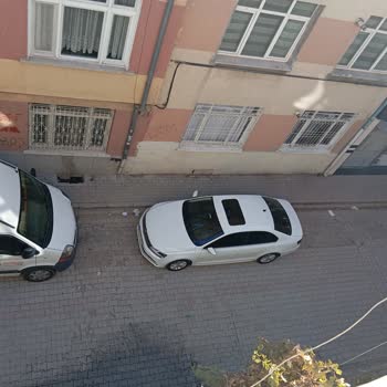 Çöp İçinde Kalan Sokak Ve İlgisiz Temizlik Görevlileri