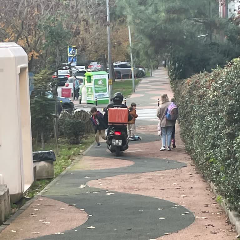 Trendyol Kuryelerinin Kaldırımda Tehlikeli Sürüşü