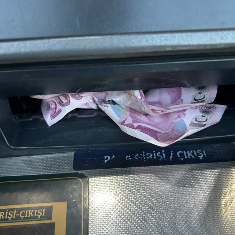 ATM'de Sürekli Para Sıkışması Ve Yetersiz Müşteri Hizmetleri