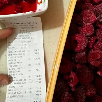 Dondurulmuş Frambuazdan Çıkan Kurtlar