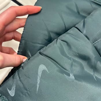 Ürün Kalitesi Ve Müşteri Hizmetleri Sorunu: İplik Kaçan Mont Ve İlgisiz Mağaza Personeli