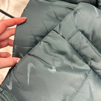 Ürün Kalitesi Ve Müşteri Hizmetleri Sorunu: İplik Kaçan Mont Ve İlgisiz Mağaza Personeli