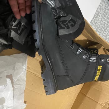 Lekeli Ve Yırtık Kutuda Gelen Botlar