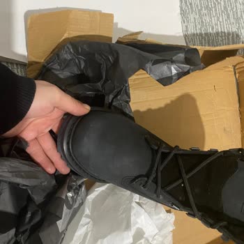 Lekeli Ve Yırtık Kutuda Gelen Botlar