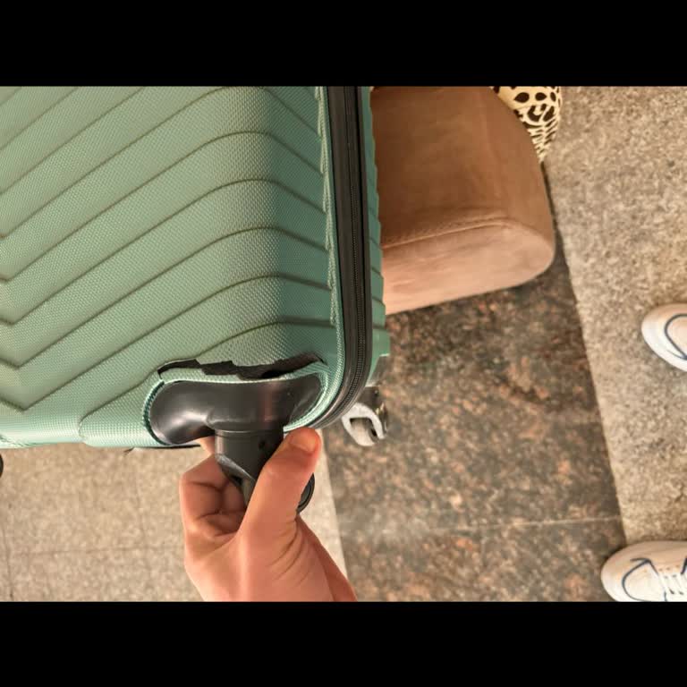 Azerbaijan Airlines Kırık Valizle Tatil Kabusu: Havayolu İlgisizliği!