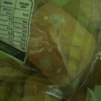 Tarihi Geçmiş Küflü Ekmek Ve İlgisiz Müşteri Hizmetleri