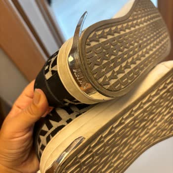 DKNY Ayakkabının Dayanıklılığına Güven Kalmadı